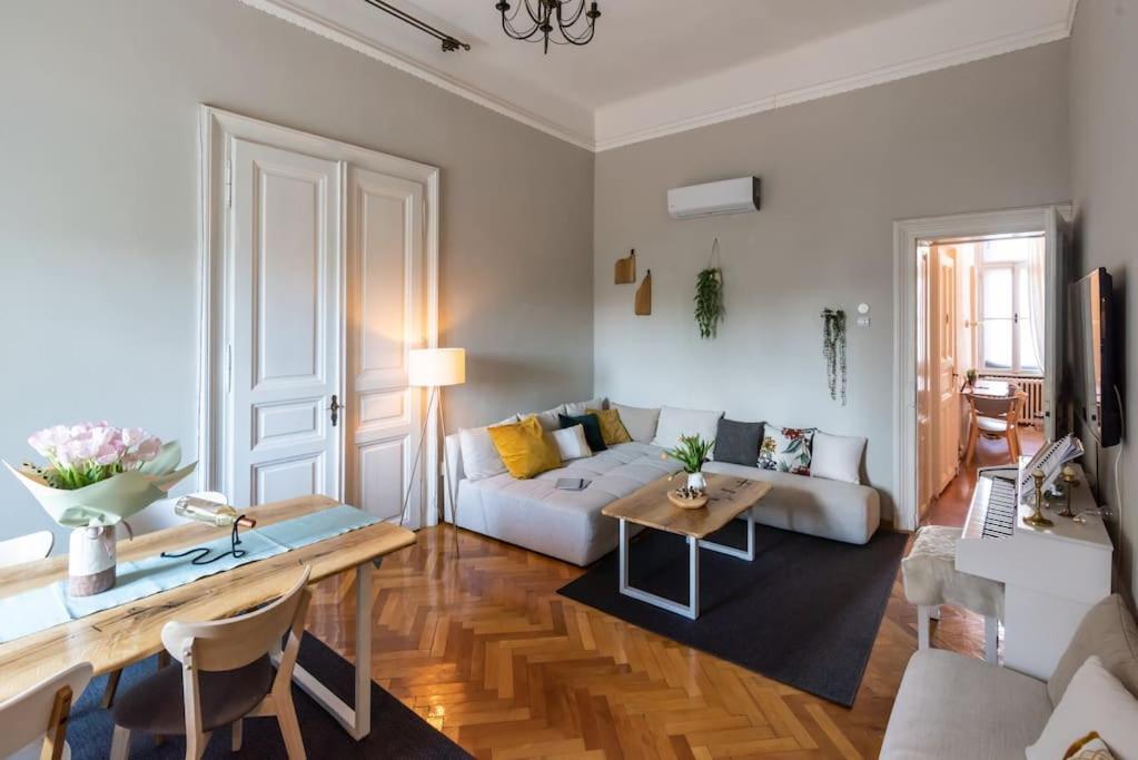 No.8: Lovely & Cosy 3-room Heart Of The * Timişoara