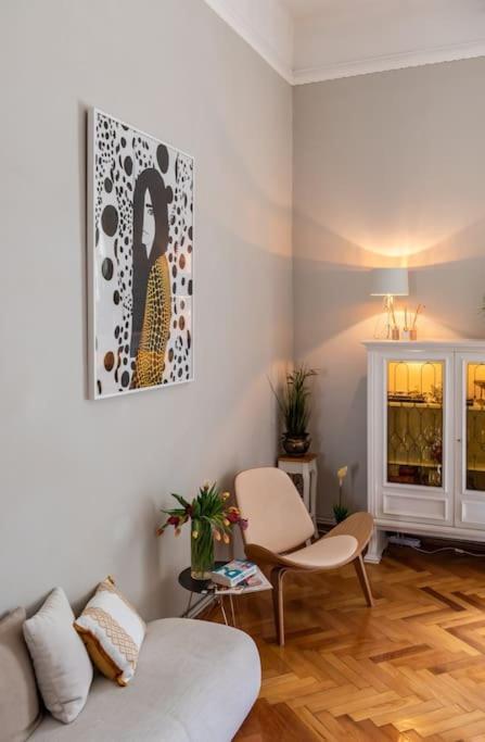 No.8: Lovely & Cosy 3-room Heart Of The *